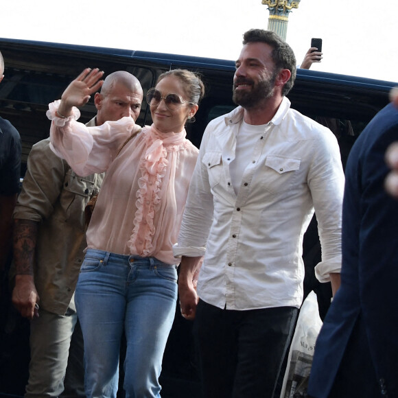 Ben Affleck et sa femme Jennifer Affleck (Lopez), accompagnés de leurs enfants respectifs Seraphina et Emme, rentrent à l'hôtel de Crillon après un passage à la parfumerie "Sephora" sur les Champs-Elysées à Paris, le 25 juillet 2022.