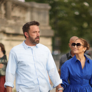 Ben Affleck et sa femme Jennifer Lopez, accompagnés de Violet Affleck, 16 ans, se promènent dans le jardin des Tuileries en quittant le musée de l'Orangerie à Paris, le 25 juillet 2022.
