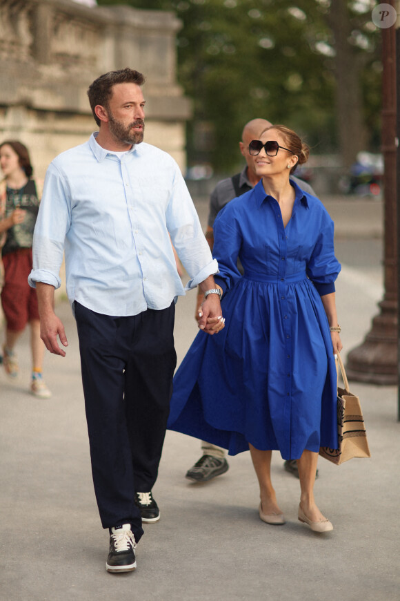 Ben Affleck et sa femme Jennifer Lopez, accompagnés de Violet Affleck, 16 ans, se promènent dans le jardin des Tuileries en quittant le musée de l'Orangerie à Paris, le 25 juillet 2022.