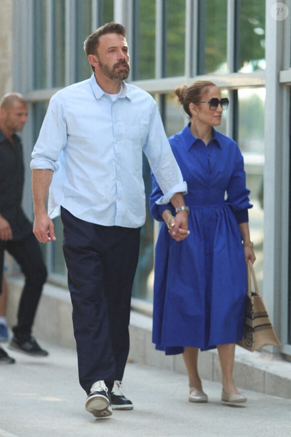 Ben Affleck et sa femme Jennifer Lopez, main dans la main, se baladent dans le jardin des Tuileries avant d'aller au musée de l'Orangerie à Paris, pendant leur lune de miel, le 25 juillet 2022. 