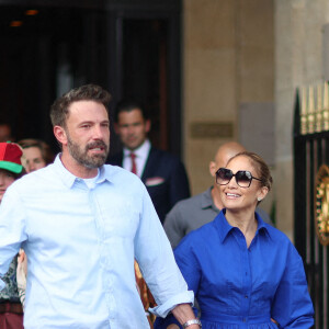 Ben Affleck et sa femme Jennifer Lopez, main dans la main, quittent l'hôtel de Crillon pendant leur lune de miel à Paris, le 25 juillet 2022.