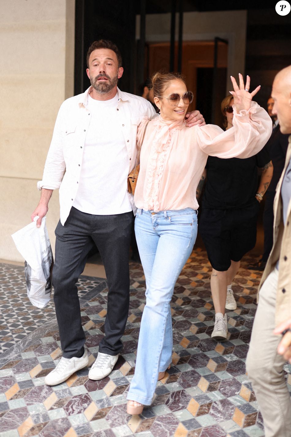 Ben Affleck et sa femme Jennifer Lopez quittent l'hôtel Costes par une