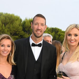 Exclusif - Alain Bernard, sa fiancée Faustine et Victoria Ravva lors de la soirée de gala de la Croix Rouge à l'hôtel du Cap-Eden-Roc au Cap d'Antibes le 14 juin 2019. © Lionel Urman / Bestimage