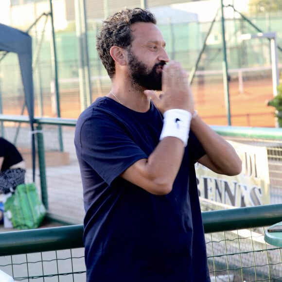 Exclusif - Cyril Hanouna fait le show sur un terrain de padel lors des qualifications du tournoi P1000 du Tennis Club Toulonnais, à La Valette-du-Var. Son partenaire de padel n'est autre que Adrien Maigret, classé 9 ème français. Le 1 juillet 2022. © Luc Boutria / Nice Matin / Bestimage