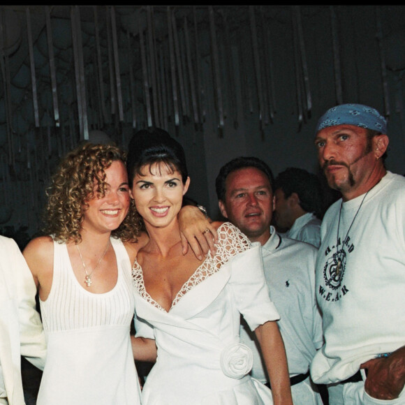 Eddie Barclay, Johnny Hallyday, Laeticia Hallyday et Caroline Barclay - Soirée blanche d'Eddie Barclay à Saint Tropez en 1995