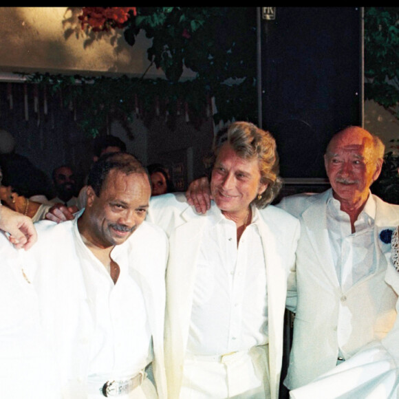 Patrick Sebastien, Carlos, Quincy Jones, Johnny Halldyday, Eddie Barclay et Caroline, Bernard Tapie et Jean-Marie Bigard - Soirée Blanche à Saint-Tropez en 1995