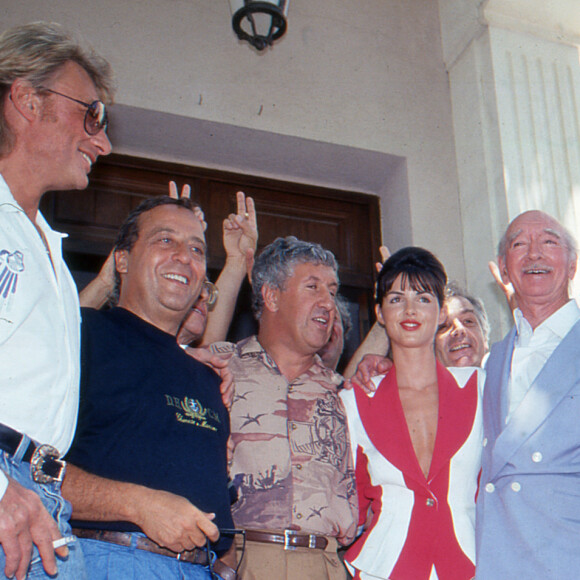 Eddie Barclay et sa femme Caroline Barclay lors d'une cérémonie de confirmation de mariage avec Johnny Hallyday, Daniel Hechter, le chanteur Carlos suivie de la soirée Blanche à Ramatuelle en juillet 1991