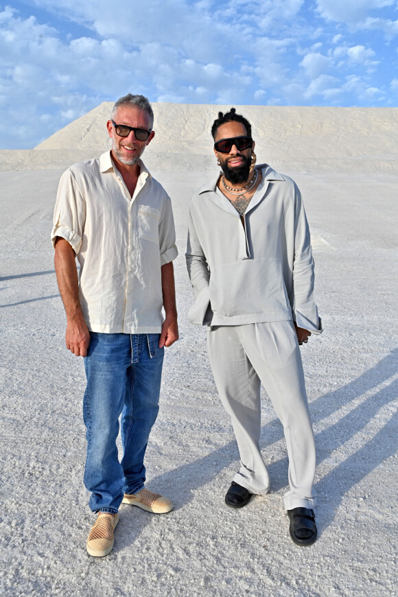 Vincent Cassel et Fary Lopes durant le défilé "Le Papier" la collection automne hiver 2022-2023 de Simon Porte Jacquemus aux Salin de Giraud à Arles, le 27 juin 2022. © Bruno Bebert/Bestimage 