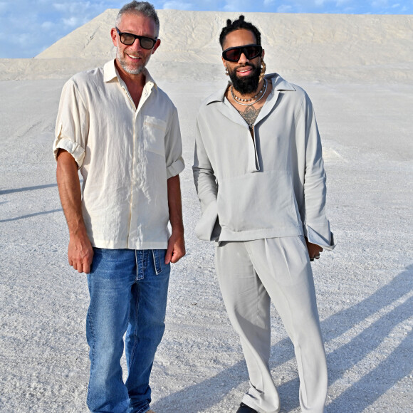 Vincent Cassel et Fary Lopes durant le défilé "Le Papier" la collection automne hiver 2022-2023 de Simon Porte Jacquemus aux Salin de Giraud à Arles, le 27 juin 2022. © Bruno Bebert/Bestimage 