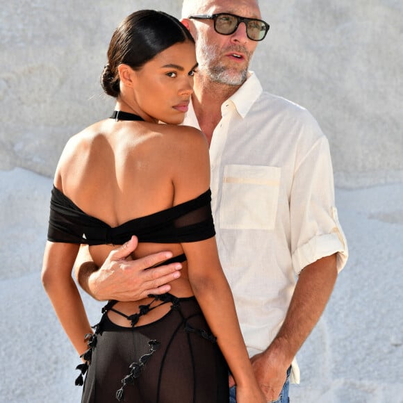 Vincent Cassel et sa femme Tina Kunakey durant le défilé "Le Papier" la collection automne hiver 2022-2023 de Simon Porte Jacquemus aux Salin de Giraud à Arles, le 27 juin 2022.  © Bruno Bebert/Bestimage 