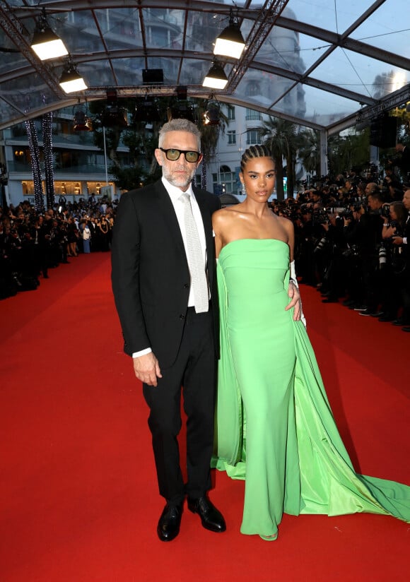 Tina Kunakey et son mari Vincent Cassel - Montée des marches du film " Les crimes du futur " lors du 75ème Festival International du Film de Cannes. Le 23 mai 2022 © Dominique Jacovides / Bestimage 