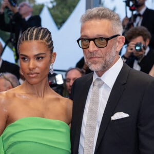 Tina Kunakey et son mari Vincent Cassel - Montée des marches du film " Les crimes du futur " lors du 75ème Festival International du Film de Cannes.© Olivier Borde / Bestimage 