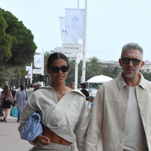 Vincent Cassel et sa femme Tina Kunakey sur la croisette lors du 75ème Festival International du Film de Cannes, France, le 23 mai 2022. 