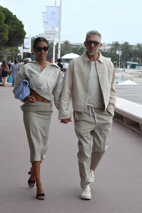 Vincent Cassel et sa femme Tina Kunakey sur la croisette lors du 75ème Festival International du Film de Cannes, France, le 23 mai 2022. 