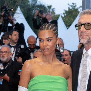 Tina Kunakey et son mari Vincent Cassel - Montée des marches du film " Les crimes du futur " lors du 75ème Festival International du Film de Cannes. Le 23 mai 2022 © Olivier Borde / Bestimage 