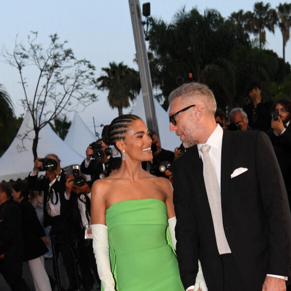 Tina Kunakey et son mari Vincent Cassel - Montée des marches du film " Les crimes du futur " lors du 75ème Festival International du Film de Cannes. Le 23 mai 2022 © Rachid Bellak / Bestimage 