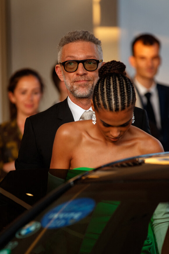 Vincent Cassel et sa femme Tina Kunakey à la sortie de l'hôtel "Martinez" lors du 75ème Festival International du Film de Cannes, le 23 mai 2022. 