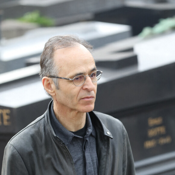 Jean-Jacques Goldman lors des obsèques de Véronique Colucci au cimetière communal de Montrouge, le 12 avril 2018.