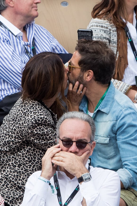 Christophe Maé et compagne Nadège Sarron - People dans les tribunes lors de la finale messieurs des internationaux de France de tennis de Roland Garros 2019 à Paris le 9 juin 2019. © Jacovides-Moreau/Bestimage 