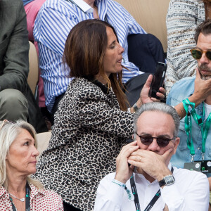 Christophe Maé et compagne Nadège Sarron - People dans les tribunes lors de la finale messieurs des internationaux de France de tennis de Roland Garros 2019 à Paris le 9 juin 2019. © Jacovides-Moreau/Bestimage 
