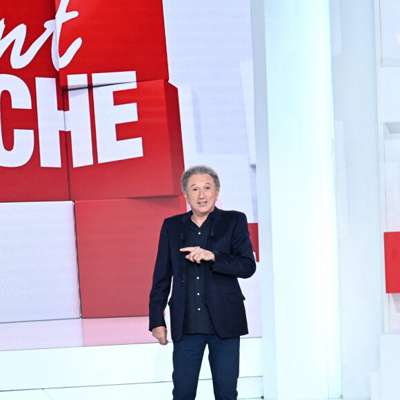 Exclusif - Michel Drucker - Enregistrement de l'émission "Vivement Dimanche" au Studio Gabriel, présentée par M.Drucker, et diffusée sur France 3, de 13h30 à 15h, le 28 août © Guillaume Gaffiot / Bestimage