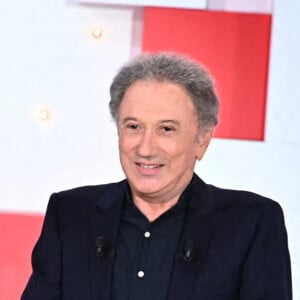 Exclusif - Michel Drucker et sa chienne - Enregistrement de l'émission "Vivement Dimanche" au Studio Gabriel, présentée par M.Drucker, et diffusée sur France 3, de 13h30 à 15h, le 28 août © Guillaume Gaffiot / Bestimage