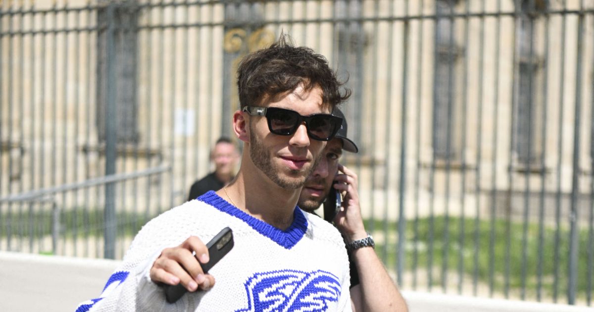 Pierre Gasly Sorties du défilé de mode Homme printempsété 2023 Louis Vuitton dans la cour