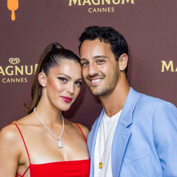 Iris Mittenaere (Miss France 2016) et son compagnon Diego El Glaoui au photocall de la soirée "Magnum" lors du 75ème Festival International du Film de Cannes