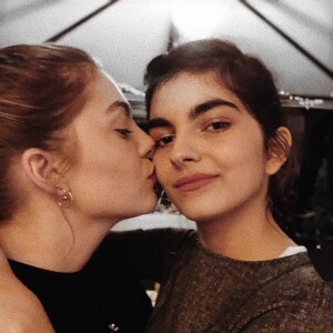 Louane avec l'une des soeurs sur Instagram.