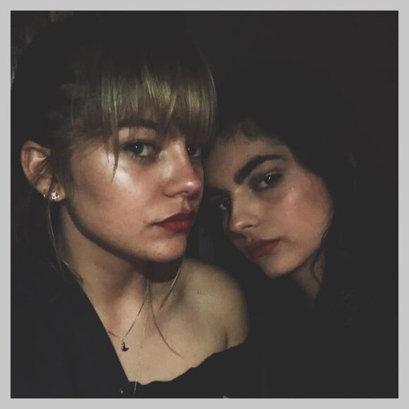 Louane avec l'une des soeurs sur Instagram.