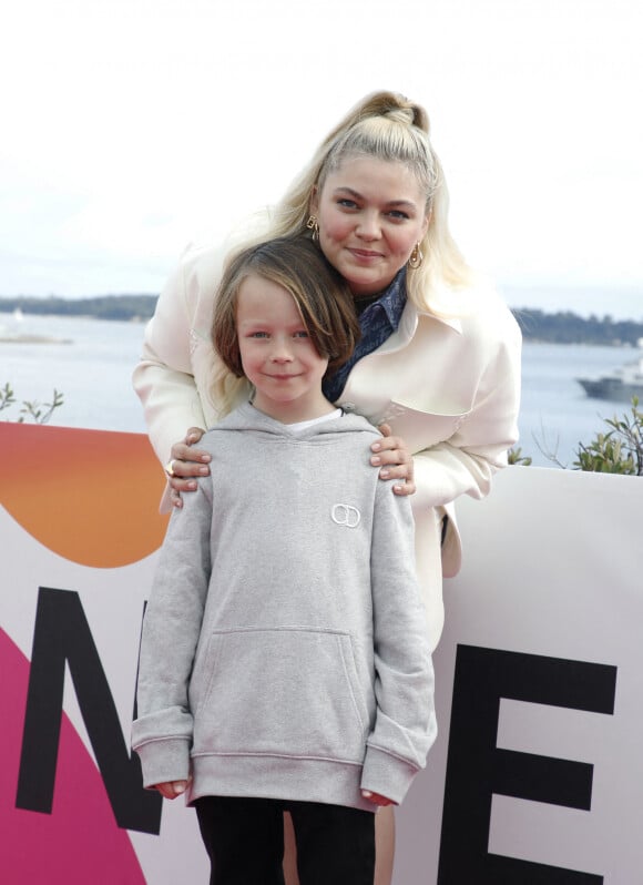 Louane Emera et Léon Durieux - Photocall de la série "Visions" lors de la 5ème saison du festival International des Séries "Canneseries" à Cannes, France, le 3 avril 2022. © Denis Guignebourg/Bestimage 