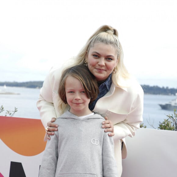Louane Emera et Léon Durieux - Photocall de la série "Visions" lors de la 5ème saison du festival International des Séries "Canneseries" à Cannes, France, le 3 avril 2022. © Denis Guignebourg/Bestimage 