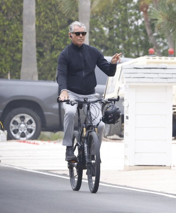 Pierce Brosnan se balade à vélo à Los Angeles, le 8 juin 2022. 