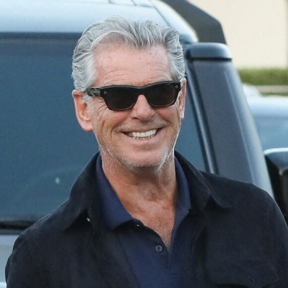 Pierce Brosnan va dîner avec sa femme Keely et une amie au restaurant "Lucky" à Malibu. 