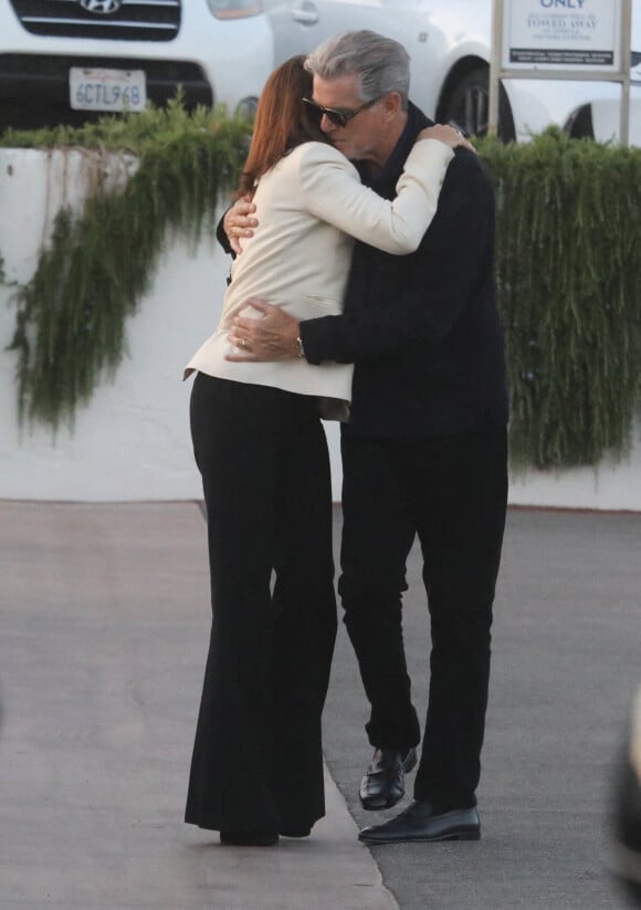 Pierce Brosnan va dîner avec sa femme Keely et une amie au restaurant "Lucky" à Malibu, le 28 mai 2022. 