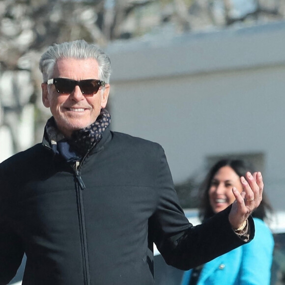 Pierce Brosnan s'arrête pour poser pour un selfie avec un groupe de fans féminines après un déjeuner avec un ami à Malibu le 22 février 2022. 