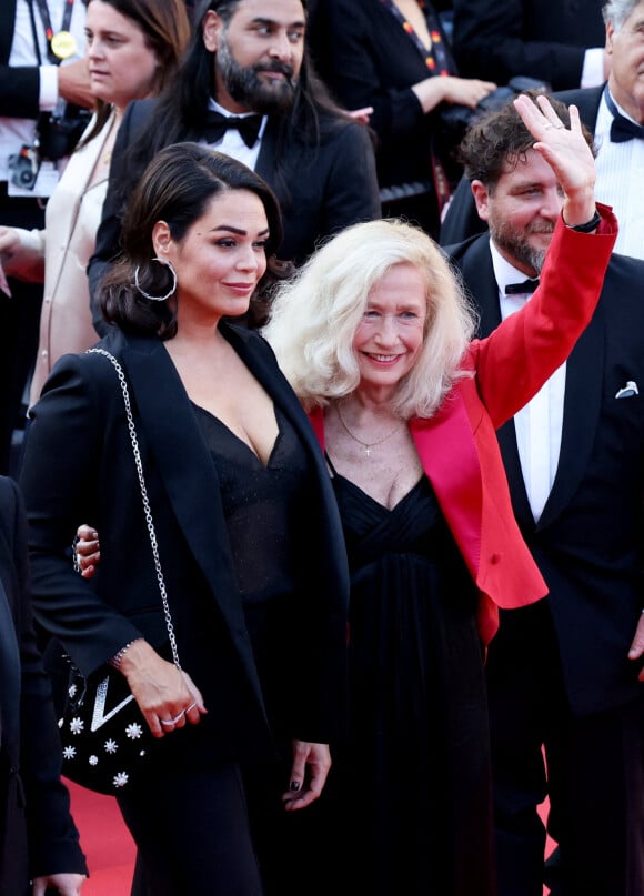 Lola Dewaere (bijoux Messika) et Brigitte Fossey - Montée des marches du film " Armageddon Time " lors du 75ème Festival International du Film de Cannes. Le 19 mai 2022 © Dominique Jacovides / Bestimage