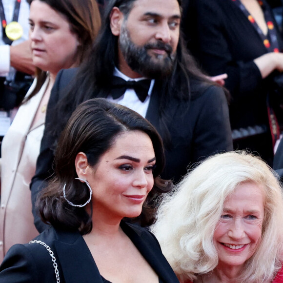 Lola Dewaere (bijoux Messika) et Brigitte Fossey - Montée des marches du film " Armageddon Time " lors du 75ème Festival International du Film de Cannes. Le 19 mai 2022 © Dominique Jacovides / Bestimage