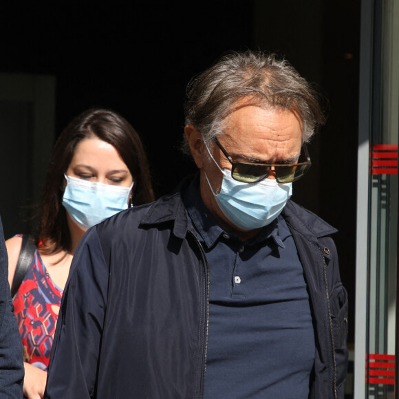 Exclusif - Richard Berry, masqué à la sortie des studios RTL à Neuilly-sur-Seine le 21 septembre 2020. 