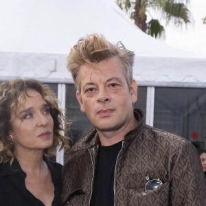 Valeria Golino, Benjamin Biolay invité de D.Burki pour Culture Box lors du 75ème Festival International du Film de Cannes, France, le 26 mai 2022. © Jack Tribeca/Bestimage