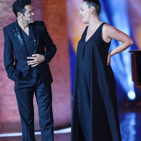 Jamel Debbouze et Camille Lellouche (enceinte) lors de la soirée du grand gala du "Marrakech du Rire 2022" pour la 10ème édition au palais El Badiî à Marrakech, Maroc, le 18 juin 2022. © Rachid Bellak/Bestimage 