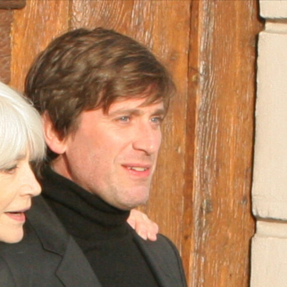 Exclusif - Françoise Hardy et son fils Thomas Dutronc se baladent le long des quais de l'Île Saint-Louis à Paris, France, le 2 novembre 2016.