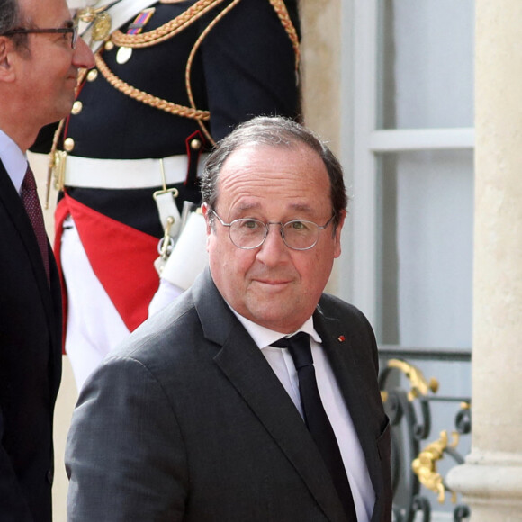 L'ancien président français, François Hollande arrive au palais présidentiel de l'Élysée, à Paris, le 7 mai 2022, pour assister à la cérémonie d'investiture d'Emmanuel Macron comme président français, suite à sa réélection le 24 avril dernier © Stéphane Lemouton/Bestimage 