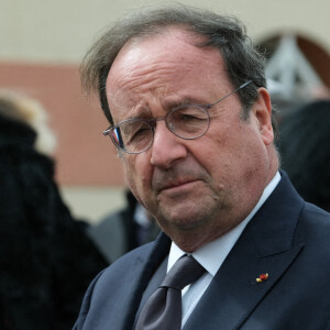 François Hollande et Yaakov Monsonego, directeur de l'école Ozar Hatorah et père d'une victime lors de la commémoration présidentielle du 10ème anniversaire des attentats de Toulouse et Montauban. Les chefs d'Etat israélien et français se sont rendus à l'école Ohr Torah (anciennement Ozar Hatorah) pour déposer une gerbe au pied de "l'Arbre de Vie", un monument en hommage aux victimes. A l'époque, sept personnes avaient été tuées par un terroriste islamiste, entre le 11 et le 19 mars (un militaire à Toulouse, 2 militaires à Montauban, et 4 civils juifs à Toulouse, dont 3 enfants). © Patrick Batard/Pool/Bestimage 