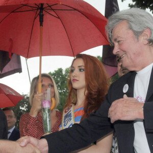 Alain Delon et Delphine Wespiser (Miss France 2012) au Festival du film de Siren "Les Lilas de Kharkiv en Ukraine" le 10 mai 2012