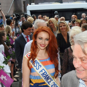 Alain Delon et Delphine Wespiser (Miss France 2012) au Festival du film de Siren "Les Lilas de Kharkiv en Ukraine" le 10 mai 2012