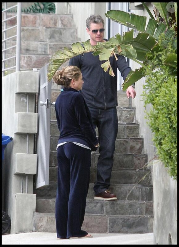 Eric Dane et Rebecca Gayheart font du rangement dans leur maison avant l'arrivée du bébé le 8 février 2010