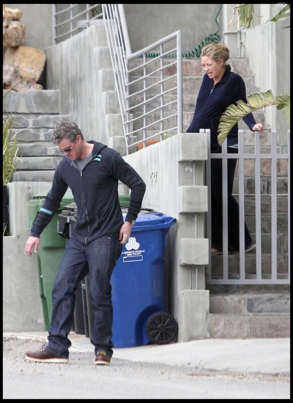 Eric Dane et Rebecca Gayheart font du rangement dans leur maison avant l'arrivée du bébé le 8 février 2010
