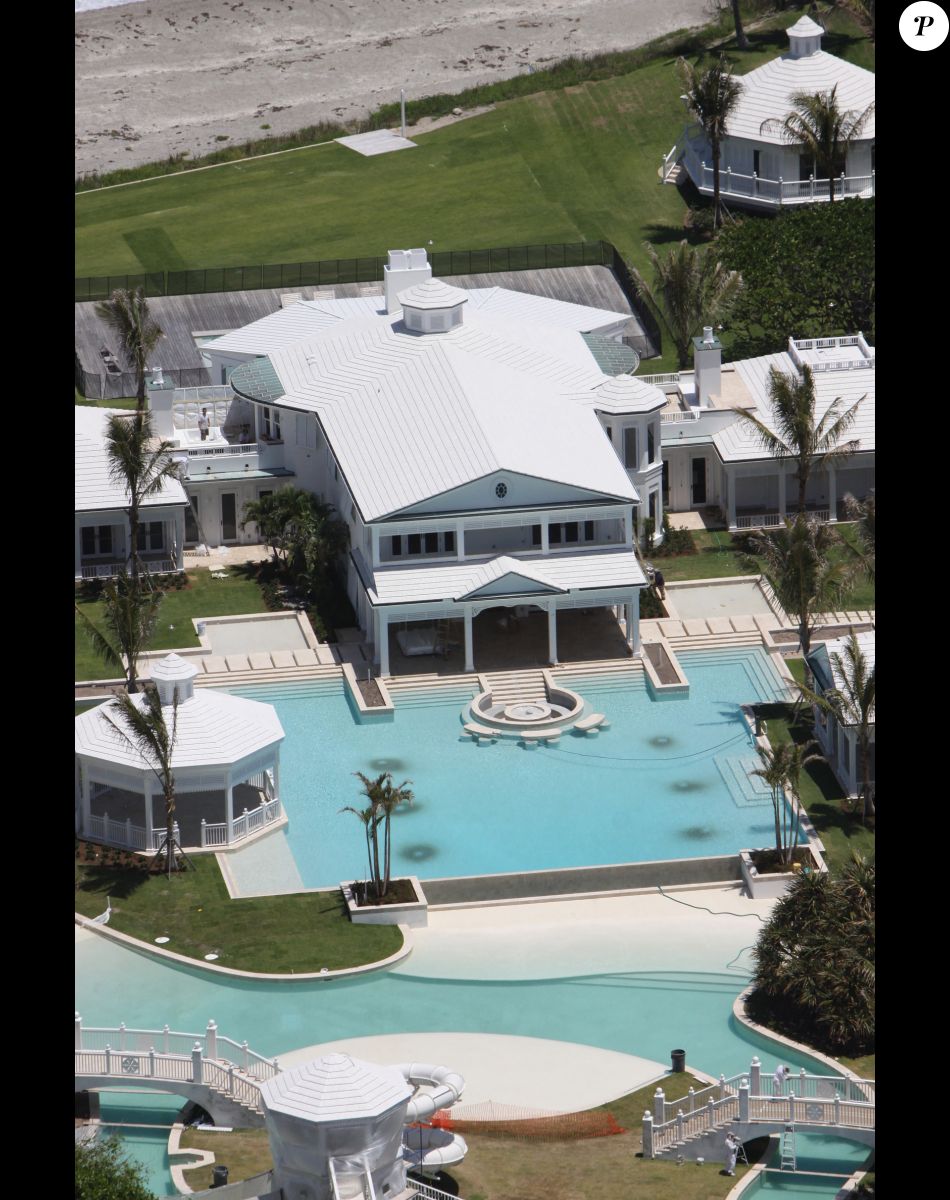 Photos De La Nouvelle Maison De Celine Dion Céline Dion : 10 000 mètres carrés, 14 salles de bains, 3 piscines... sa  maison hors norme - Purepeople