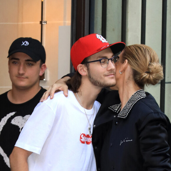 Céline Dion et son fils René-Charles Angelil sortent de l'hôtel Royal Monceau à Paris le 7 juillet 2017. 